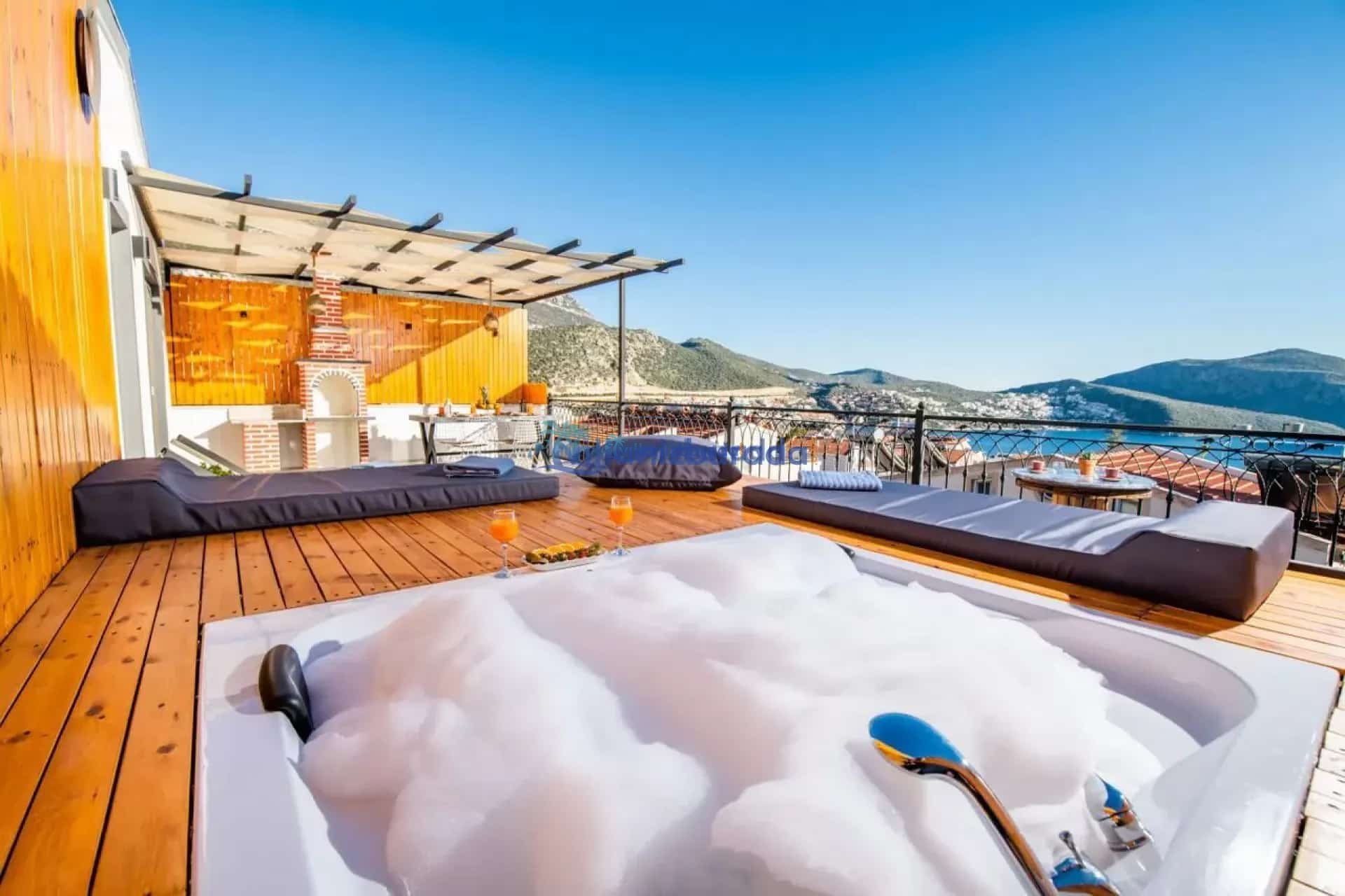 Location de villas - Profitez de la location d'une villa avec vue sur la mer et jacuzzi à Antalya