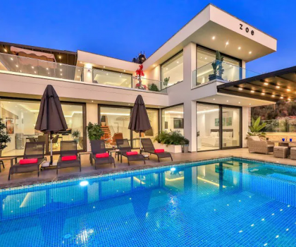 Dış Havuzu Isıtmalı Villalar